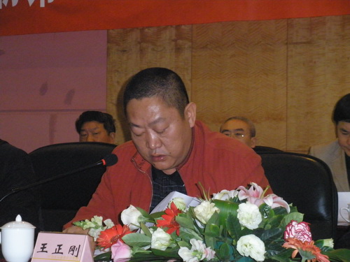 夹江县副县长王正刚讲话.(李瑛摄)